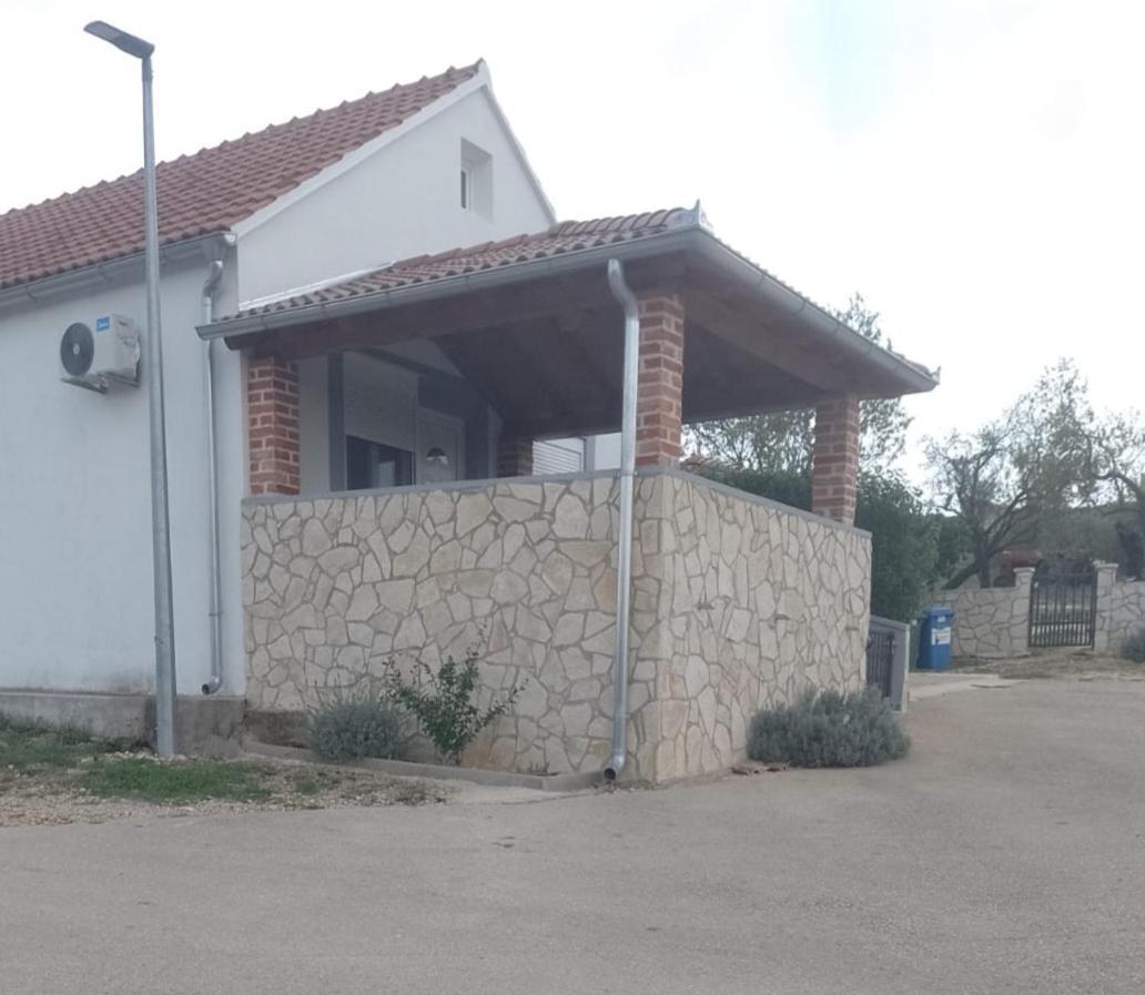 Lavanda Vrana  Bagian luar foto